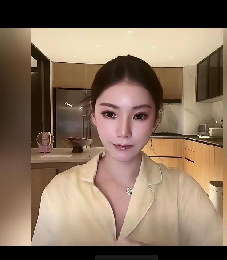 很多人都听到过马筱梅说要回台湾坐月子。坐大概一到两个月这样就会带小孩回北京来。