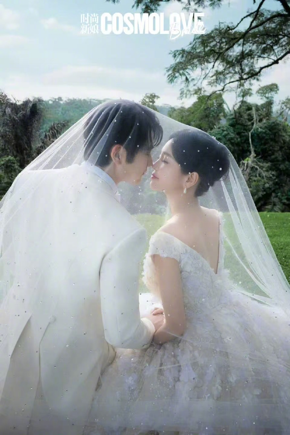 【金莎孙丞潇双人婚纱封面】金莎孙丞潇全新双人婚纱封面氛围感拉满。金莎身着优雅白纱