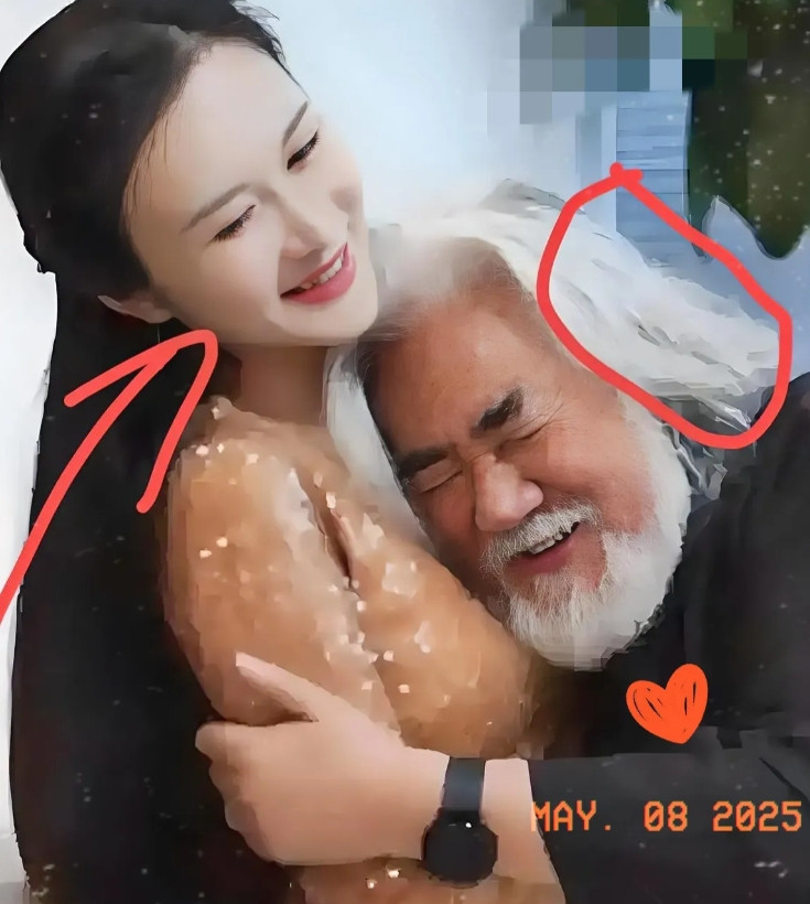 张纪中都74了，​有网友说，​他老婆根本不爱他。张纪中送娃上学遇车辆剐蹭