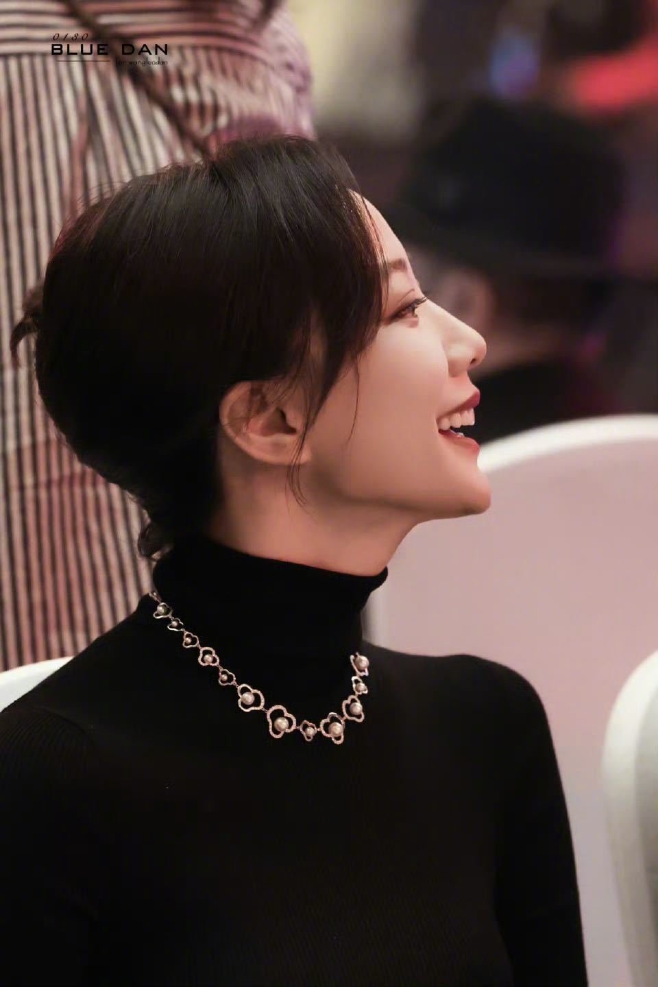 王珞丹这波穿搭杀我！！简单素净的毛衣，硬是被她穿出了高定既视感，人群里一眼就能