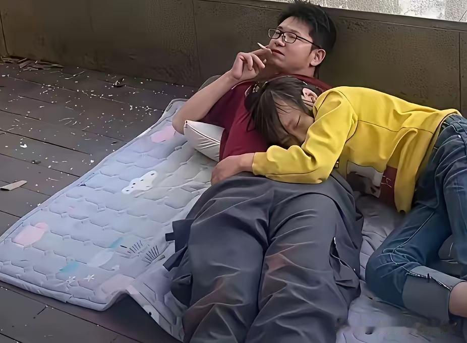 公园里住着一对流浪情侣，他没房没工作没未来，她却一步都没离开公园的长椅是他们