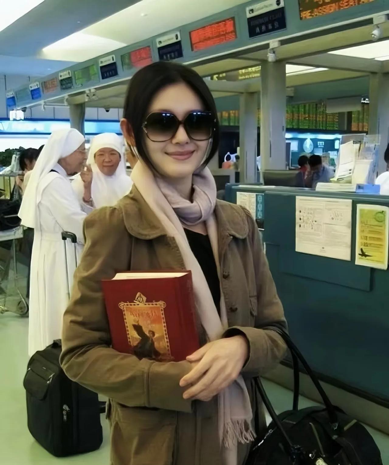 大s很爱读书，旅行要带书，独居要看书，出门要带书，坐车要看书，所以她一