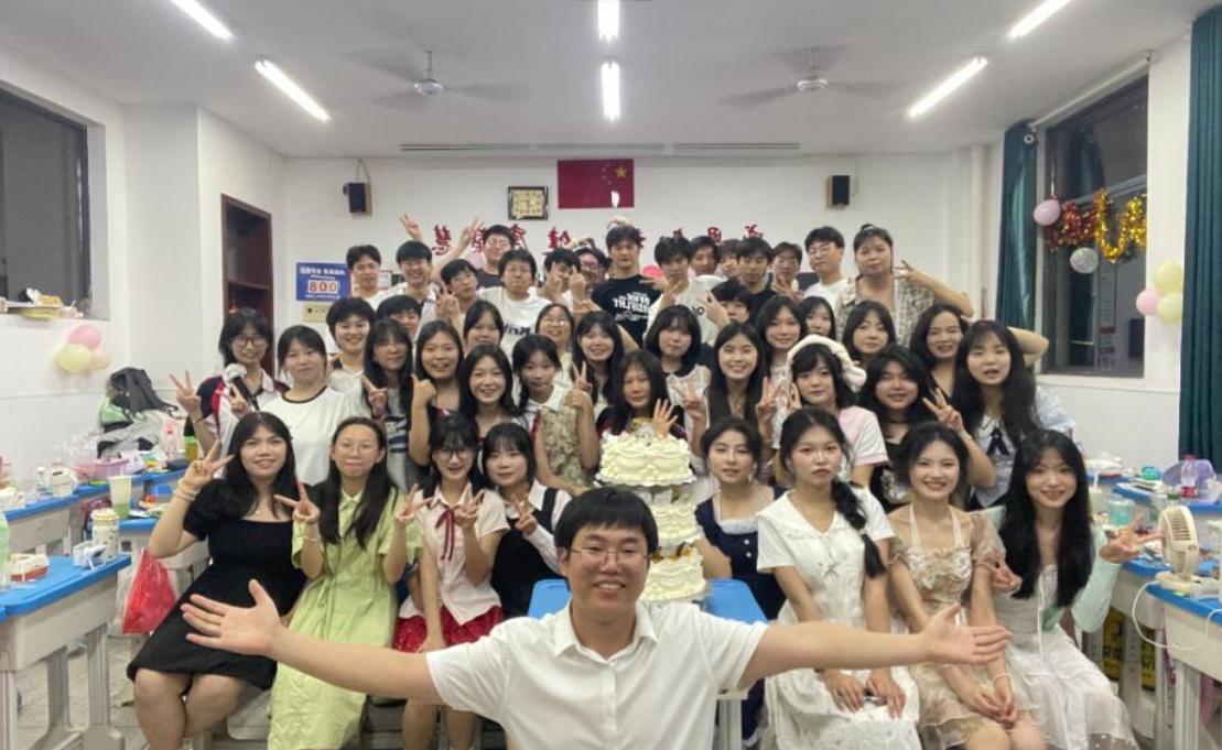 “00后”懂“00后”一个00后，零教龄，把垫底班带到年级第一。唐增辉21岁