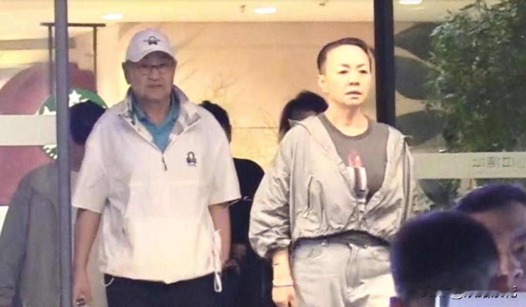 近日，网友偶遇宋丹丹与丈夫赵玉吉一同现身好友饭局。65岁的宋丹丹皮肤白皙紧致，身