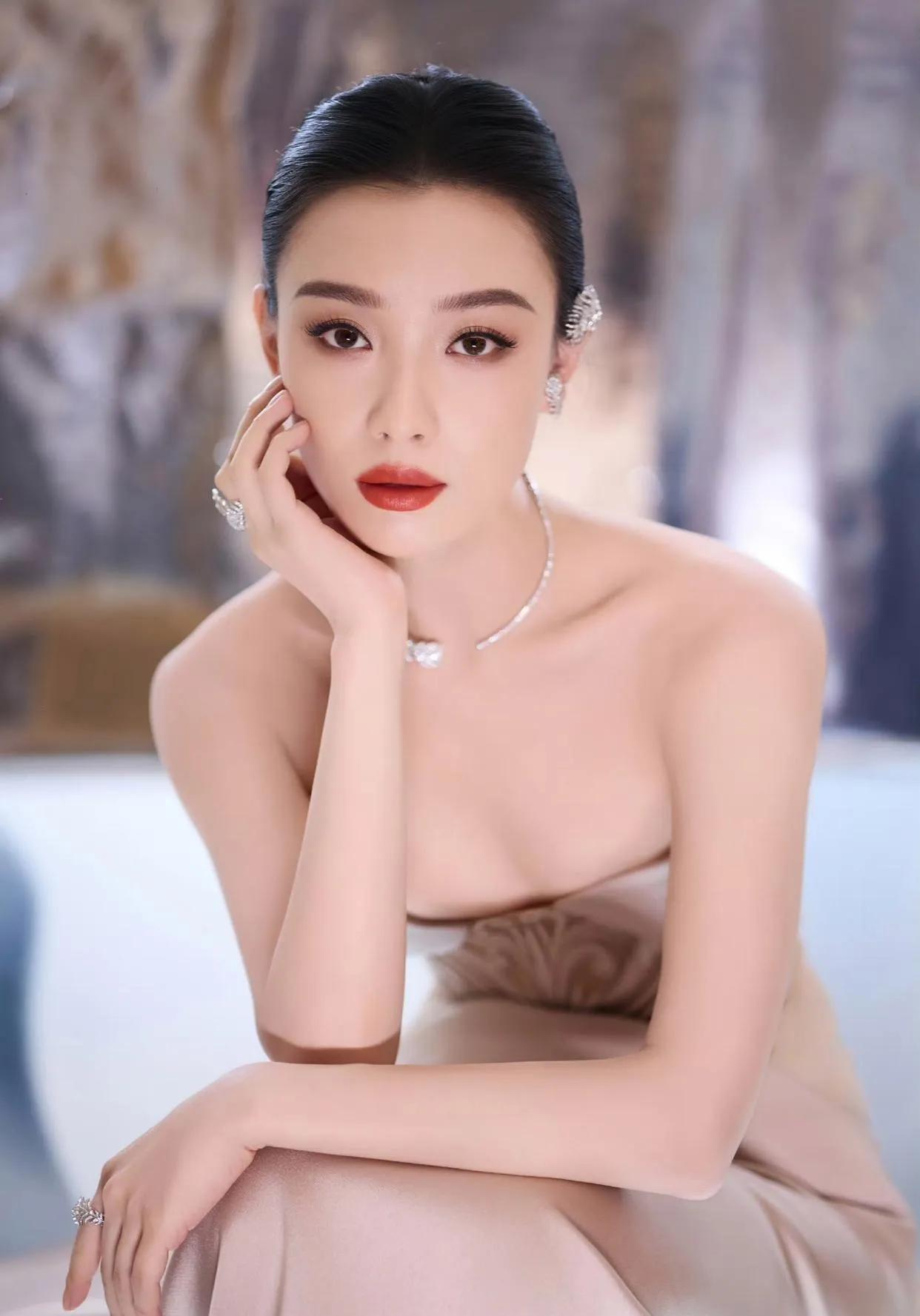 谁能拒绝倪妮这种从容的大女主气质❤️裸色鱼尾礼裙，把肩颈线条、背的美感全部展现