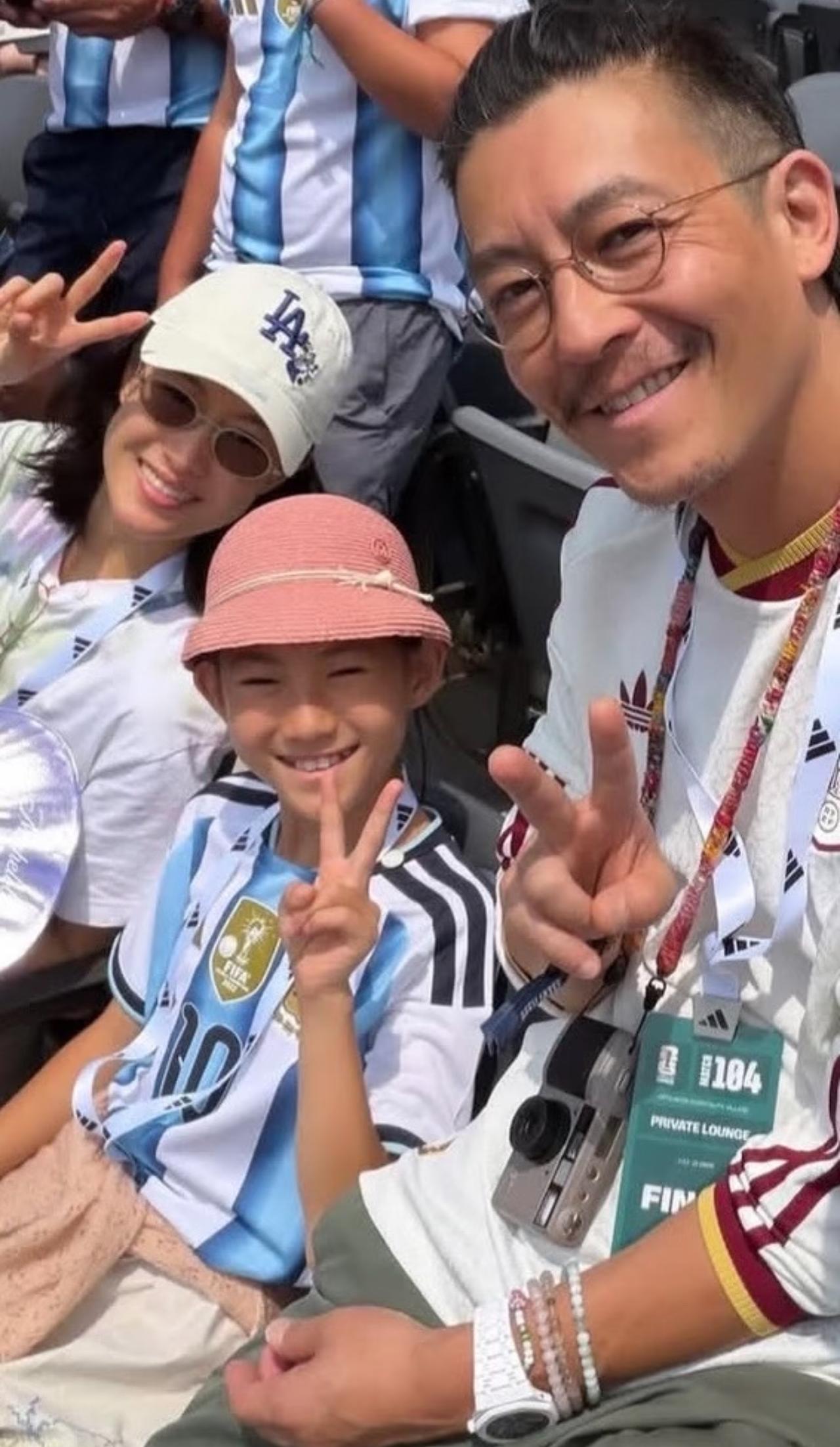 陈冠希带着老婆孩子一起去看了世界杯决赛，一家三口对镜头比耶，画面幸福又温馨。