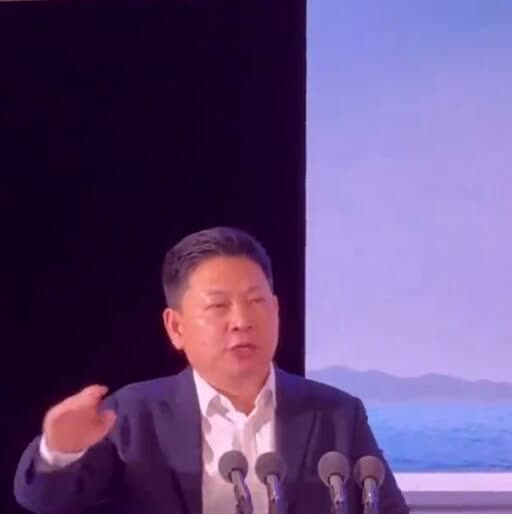遮羞布被掀开，瞬间感受到尴尬之极！余承东失控了，问界M8销量公布后根本不要命！这