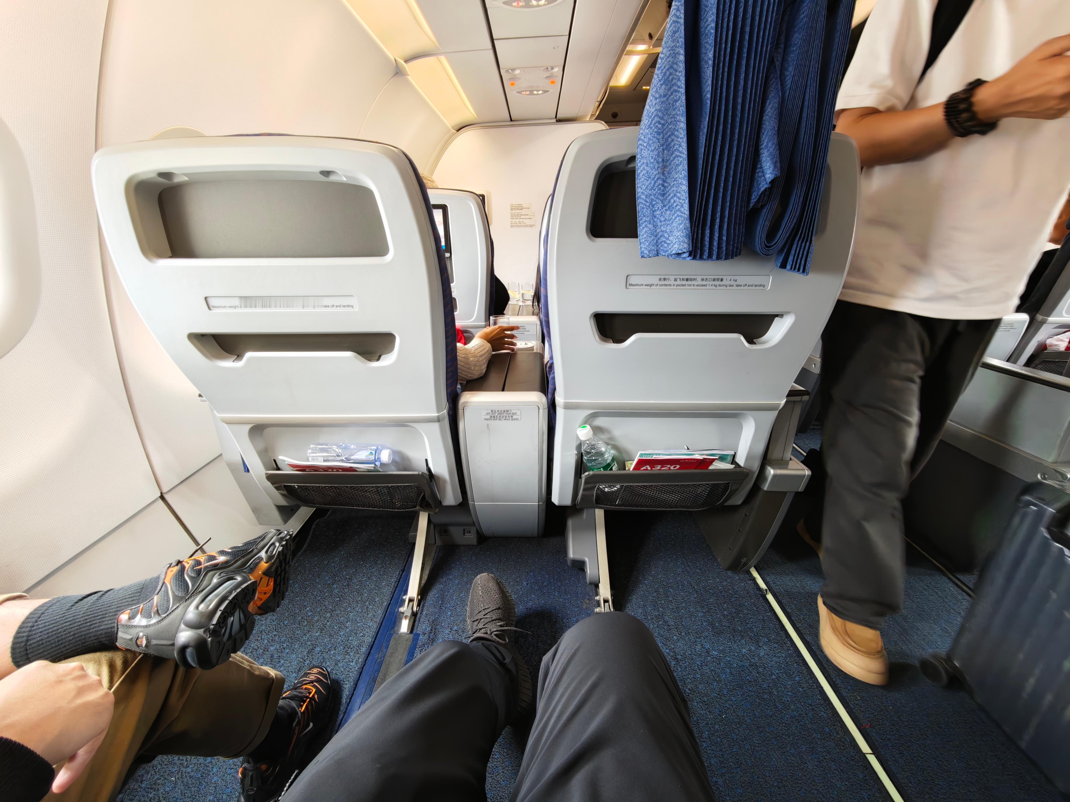 好久没坐川航了，挑了个巨宽的位置，出发赛里木湖