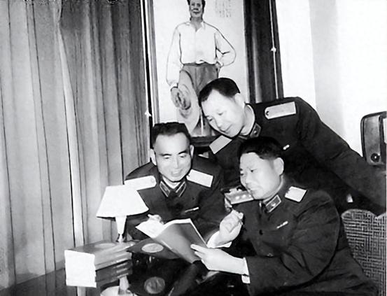 他三次接替杨成武职务，曾被降职使用，又曾与总长一职擦肩而过“1979年2月，北