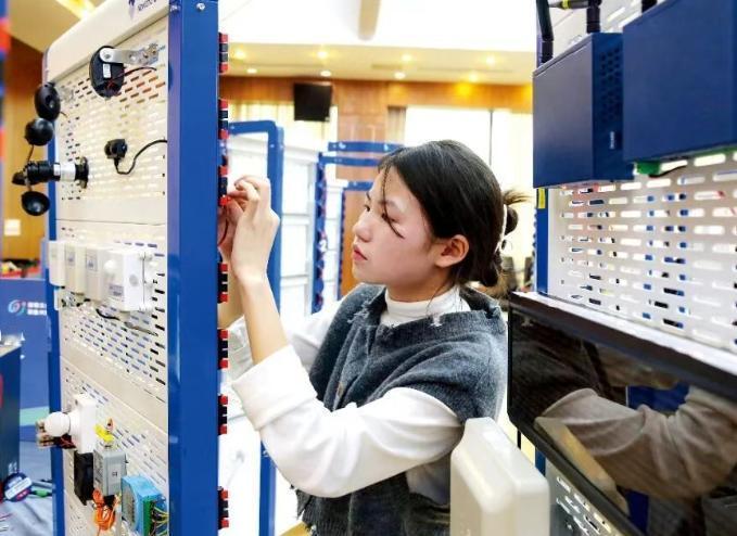 现在居然有学生分数够上本科，却主动扎进职校？放在20年前，这可是考砸了的无奈，但