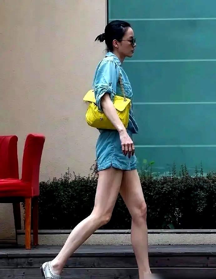 真以为娱乐圈有长生不老药？这几天王菲的一组素颜生图，算是彻底把内娱的“冻龄遮羞