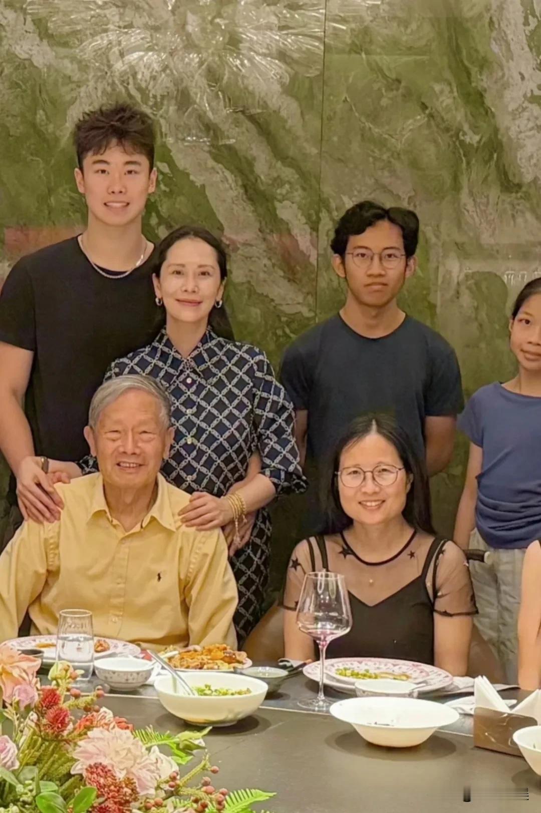 海清带着儿子蛋妞，参加家庭聚会，他19岁的儿子身高惊人啊，这应该快一米九了吧。