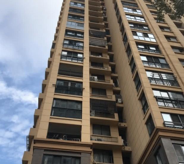 河南濮阳，13岁男孩因不愿意上学，与父母发生矛盾，深夜3点多独自爬上26楼天台跳