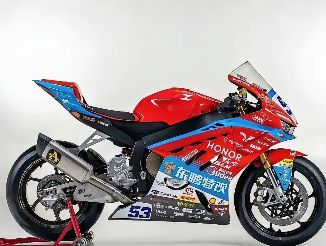 张雪机车新车贴花曝光！赞助商密密麻麻，老外看呆了：这是中国广告墙？说一个张雪