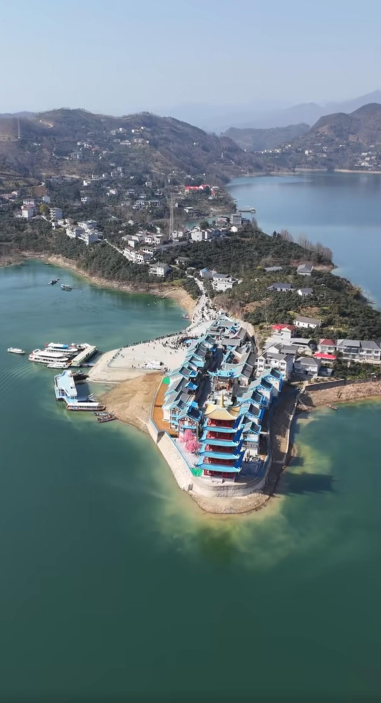 安康新建的影视基地火了，开门便迎来人山人海，这就是安康瀛湖汉水街。俯瞰之下，这是