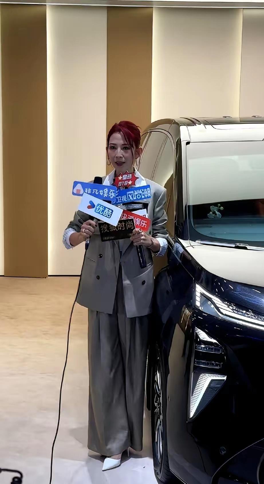 蔡少芬现身广州车展，为了赚生活费太不容易了。以前看她在央视晚会上多像个贵妇，现在