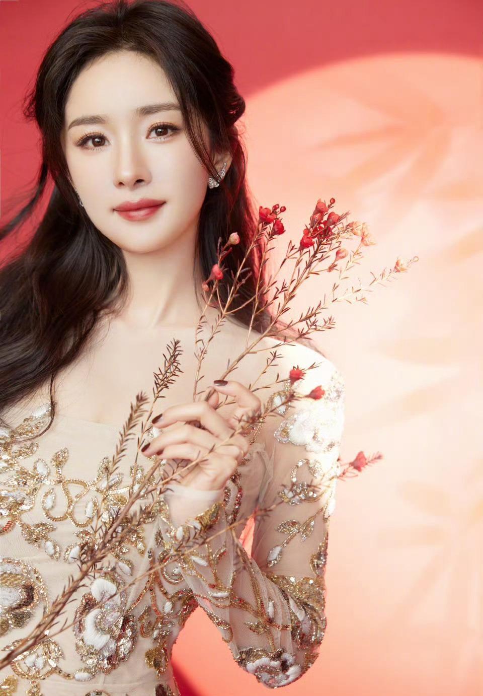 杨幂温柔优雅藏于眉眼，一举一动都让人沉醉不已！