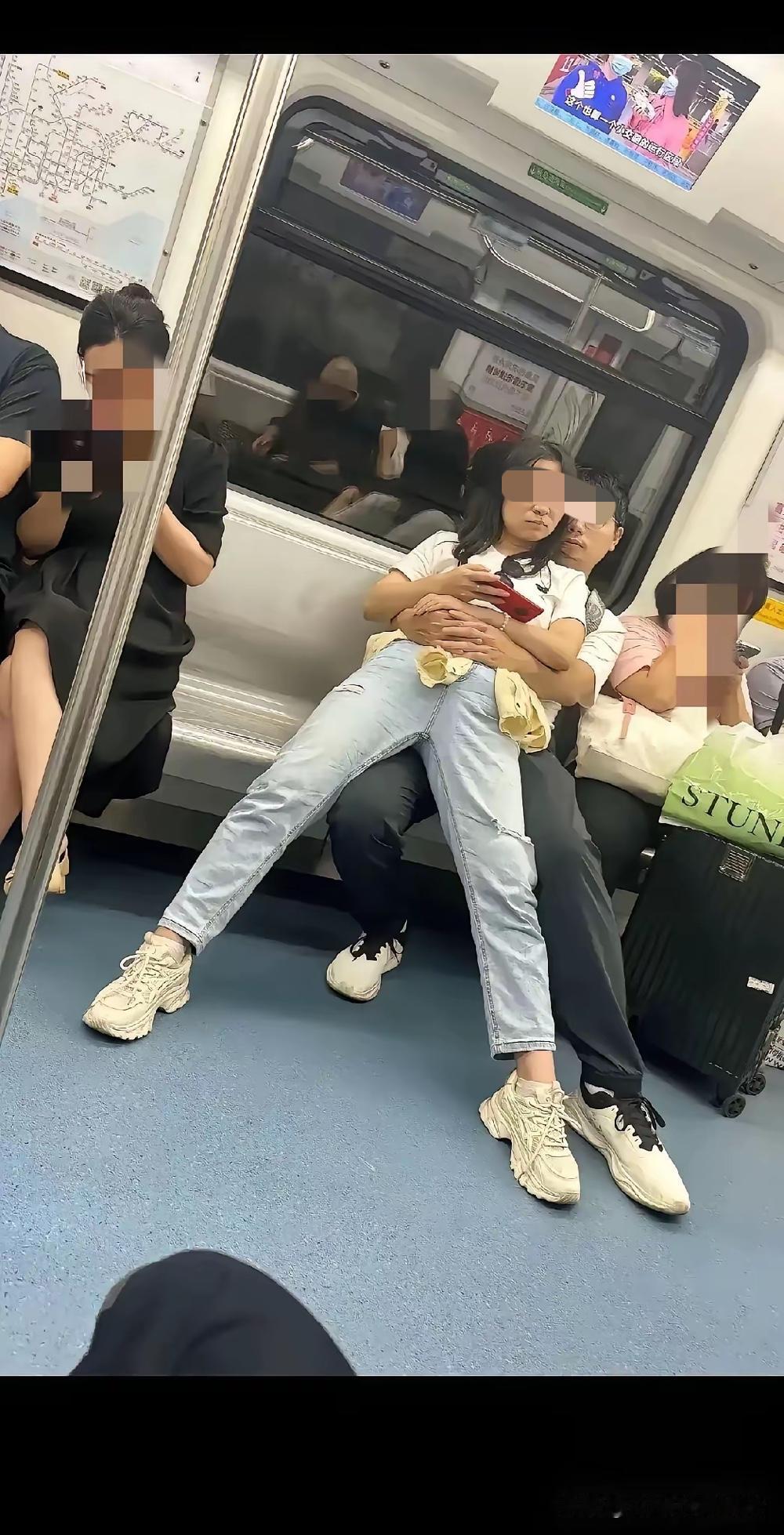 家人们，瞅瞅地铁上这一幕，真让人忍不住感慨：自己不尴尬，尴尬的就是别人！一对男女