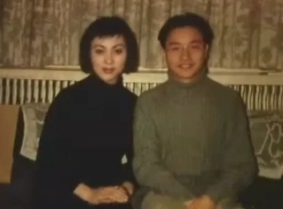 1992年，在《霸王别姬》的杀青宴上，36岁的张国荣喝了一些酒，突然他拍着桌子站