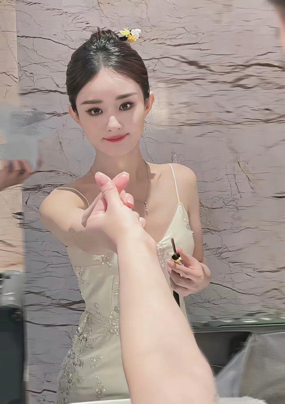 我发现果然娱乐圈就是这么现实的赵丽颖前几年大爆火的时候，人人争着卡点发祝福，现在