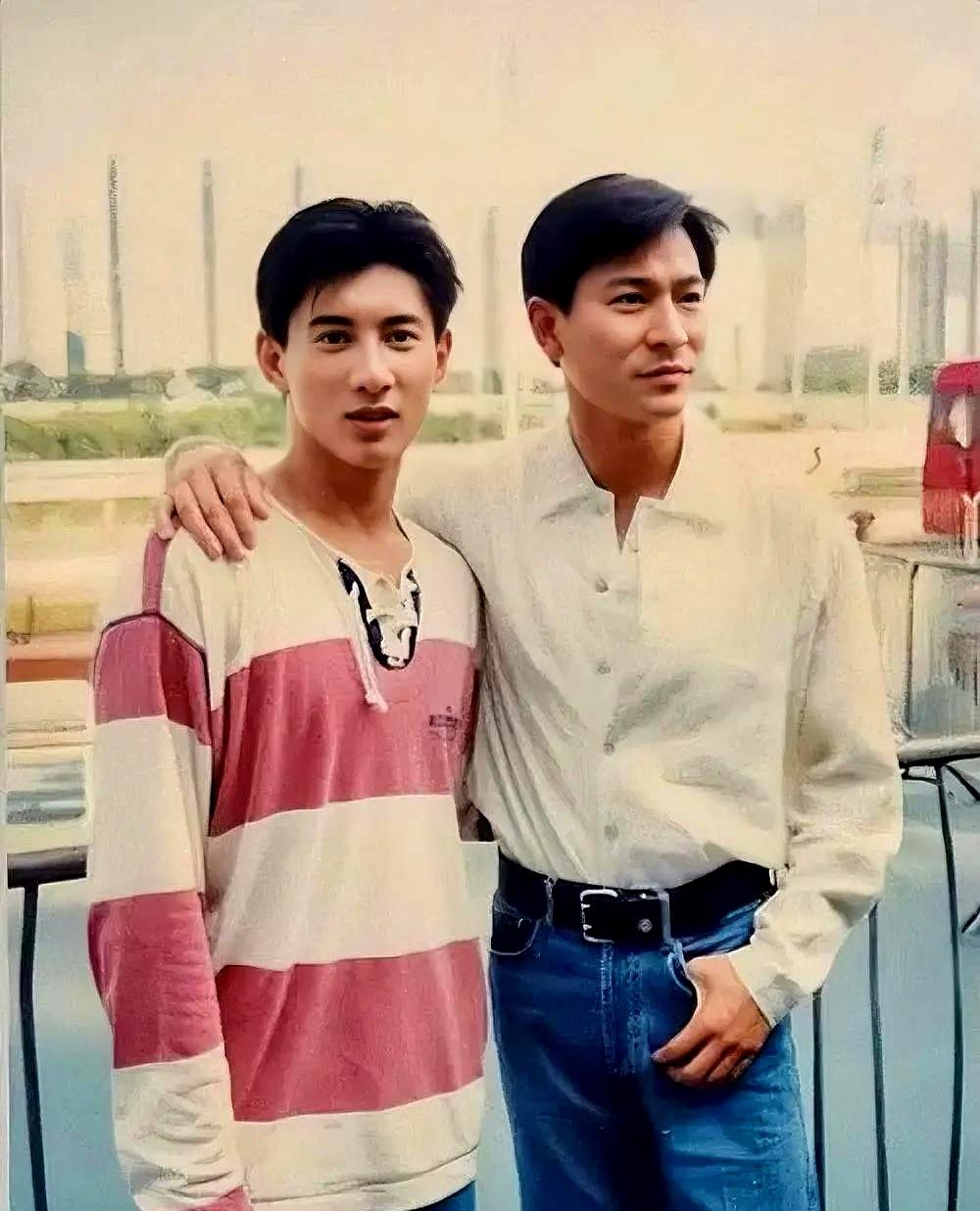 看到吴奇隆和刘德华上世纪九十年代的留影老照片。当年我哥拿着海报非要去剪那