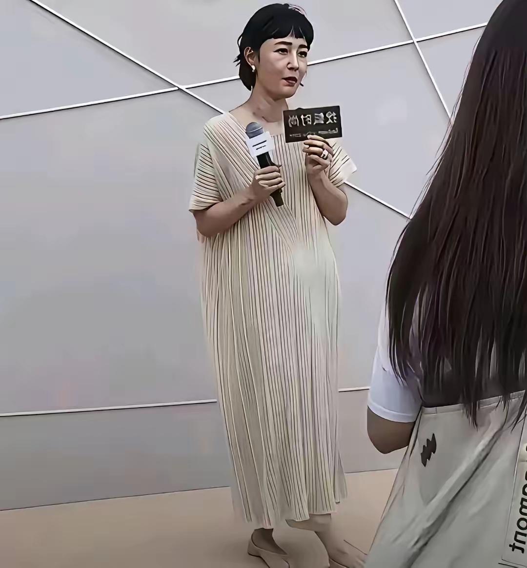 曾经那个美貌气质女神，现在完全看不出来了，如今一张脸满是沧桑苦涩，身材痈肿发福，