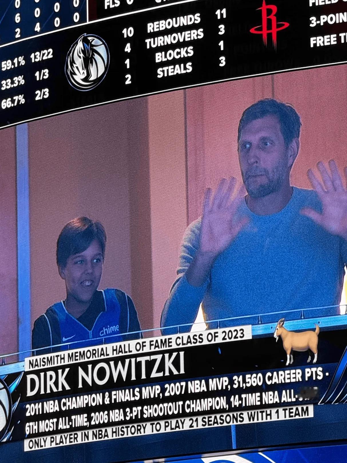 今天诺维茨基也来现场看比赛了，一时间有种梦回当年火牛大战的时候了，记得当年姚明被