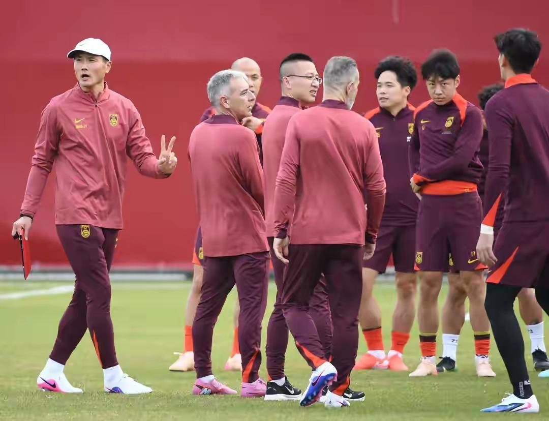 中国足球双喜临门，邵佳一率国足首战2-0战胜阿拉伯猎鹰，邵佳一迎得上任以来开门红