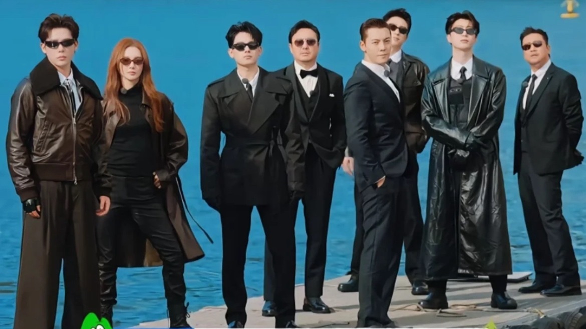 就伟霆哥不带墨镜显得后面的像保镖