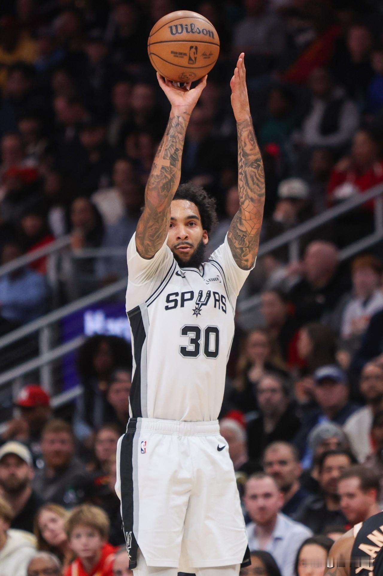 300万年薪打出了3000万的表现，马刺尚帕尼飙中11记三分打破队史记录!在