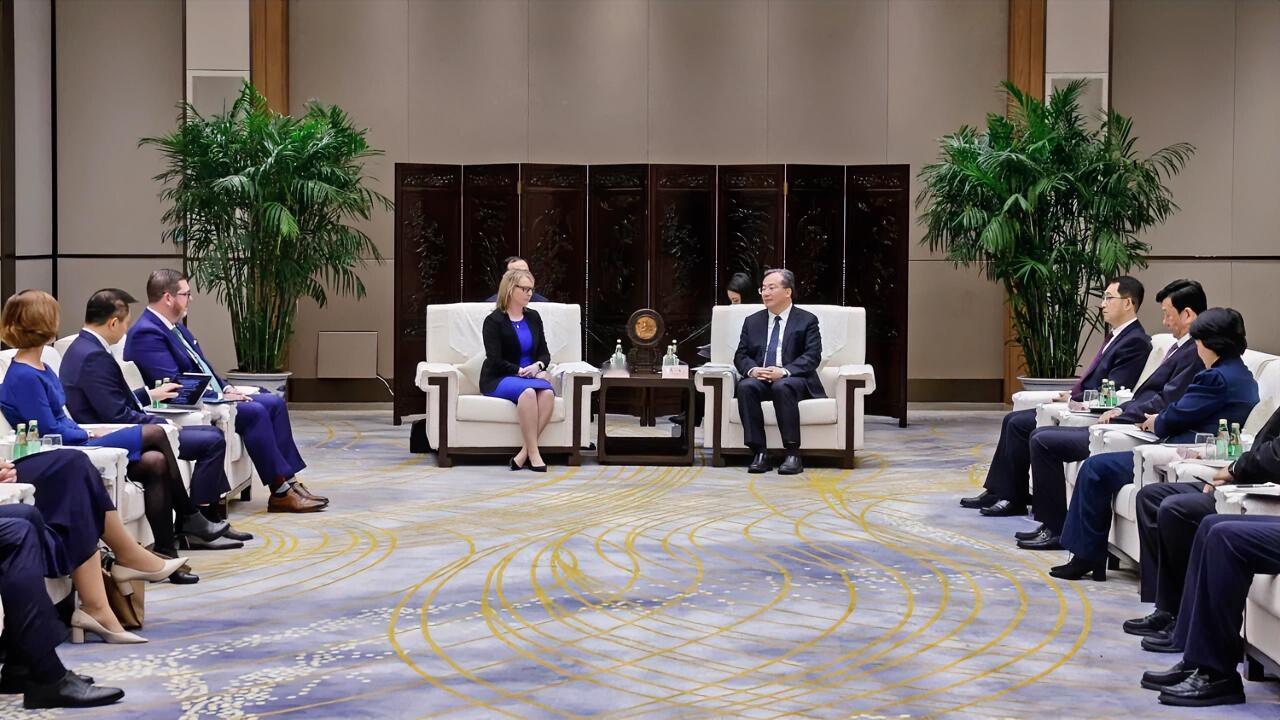 12月3日，市委书记范波、市长吴庆文会见了罗氏诊断全球运营总裁瑞秋·克莱因一行。