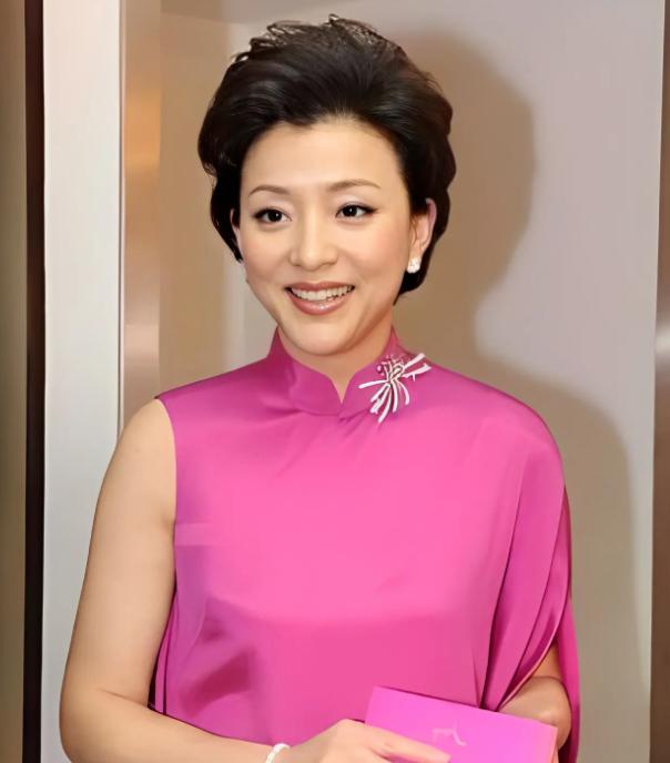 当年，26岁的杨澜坚决和月薪2000元的张一兵离婚，一转身，就嫁给了体重200多