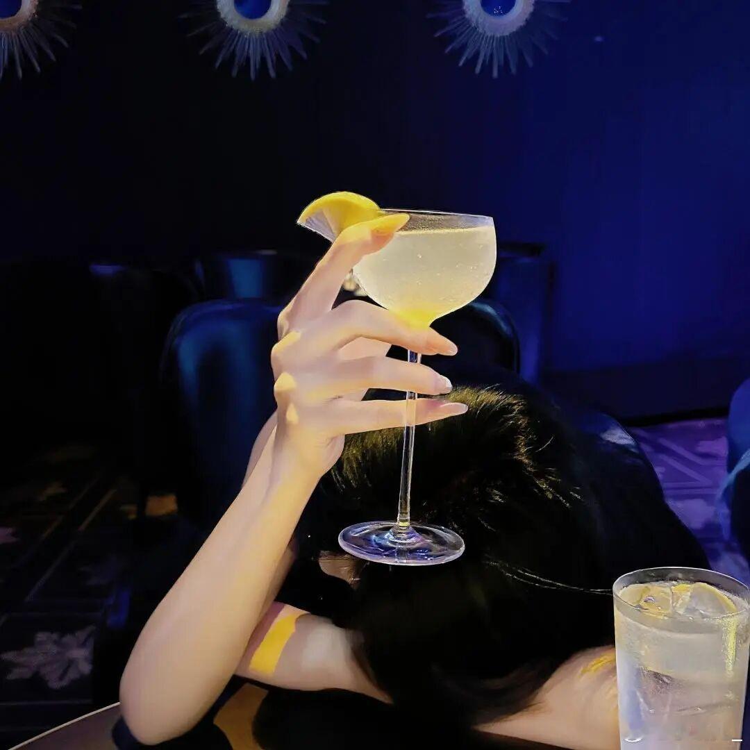 以前摔个跟头能哭半天，现在天塌了都得先顶着，不是变强了，是知道哭了没用，与其花时