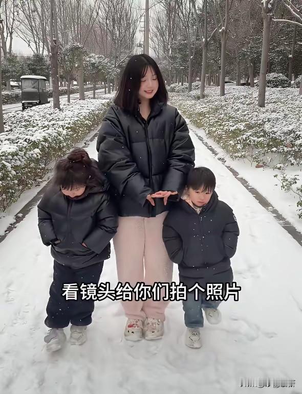 美丽冻人！河南，大雪天，一位姑娘在景区里把羽绒服一脱，换条吊带短裙，手都在抖，脸