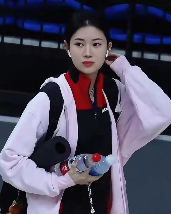 国乒小将王添艺是真的漂亮，176cm高挑身材搭配精致的五官，成为镜头焦点。赛场上