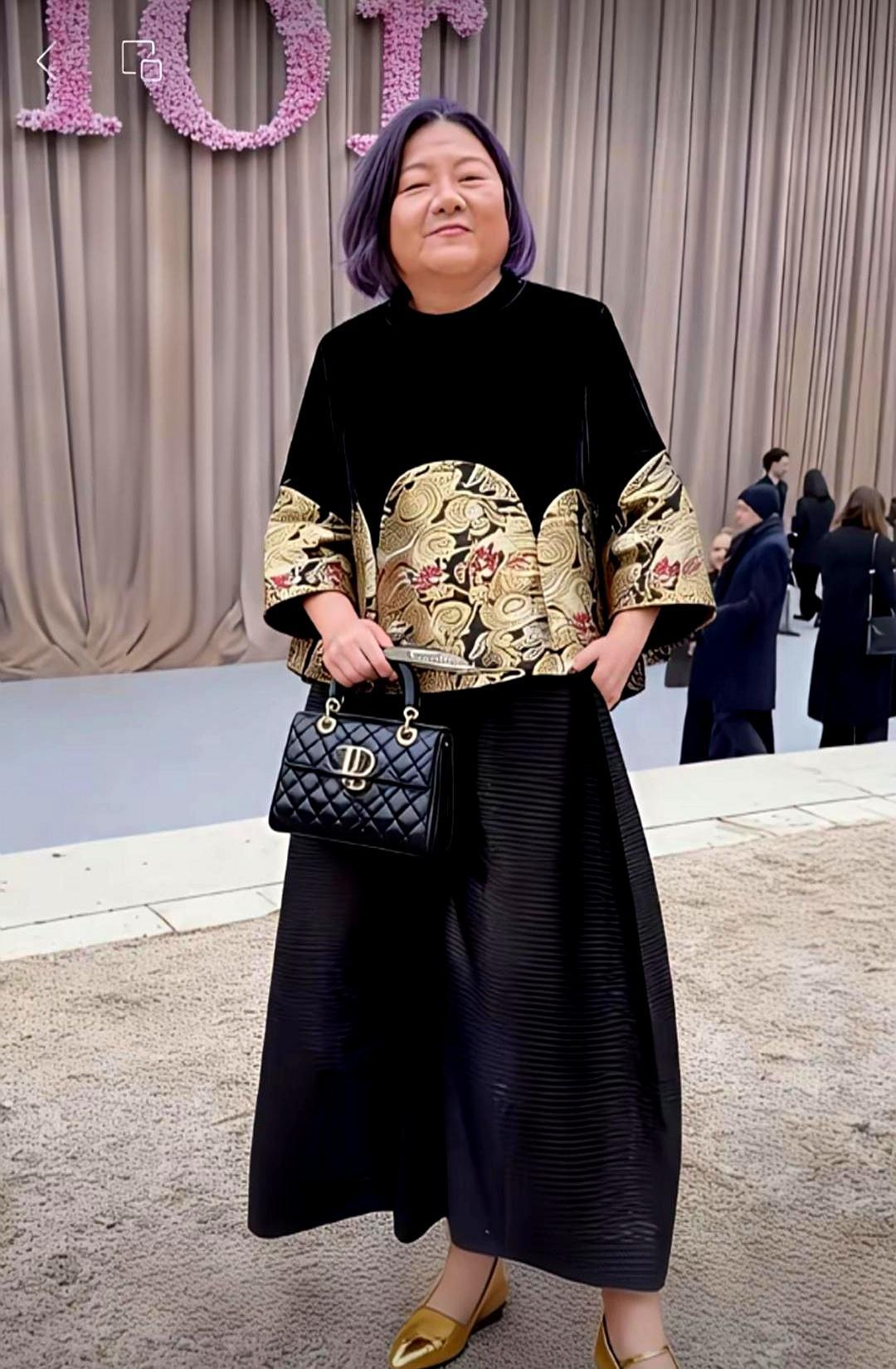 65岁洪晃裹件外套逛迪奥秀场，素颜竟抢光所有明星镜头。王玉雯露腿在冷风里咬