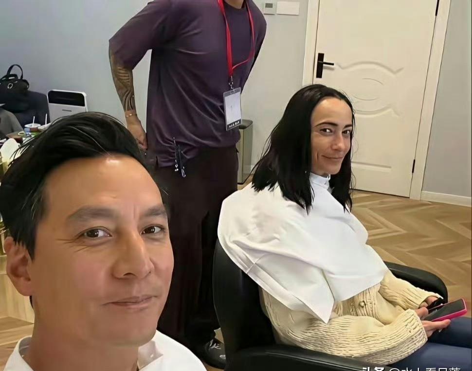 盯着吴彦祖的结婚照看了三秒。后背发凉——他笑起来的弧度，和妻子嘴角的褶皱，居然