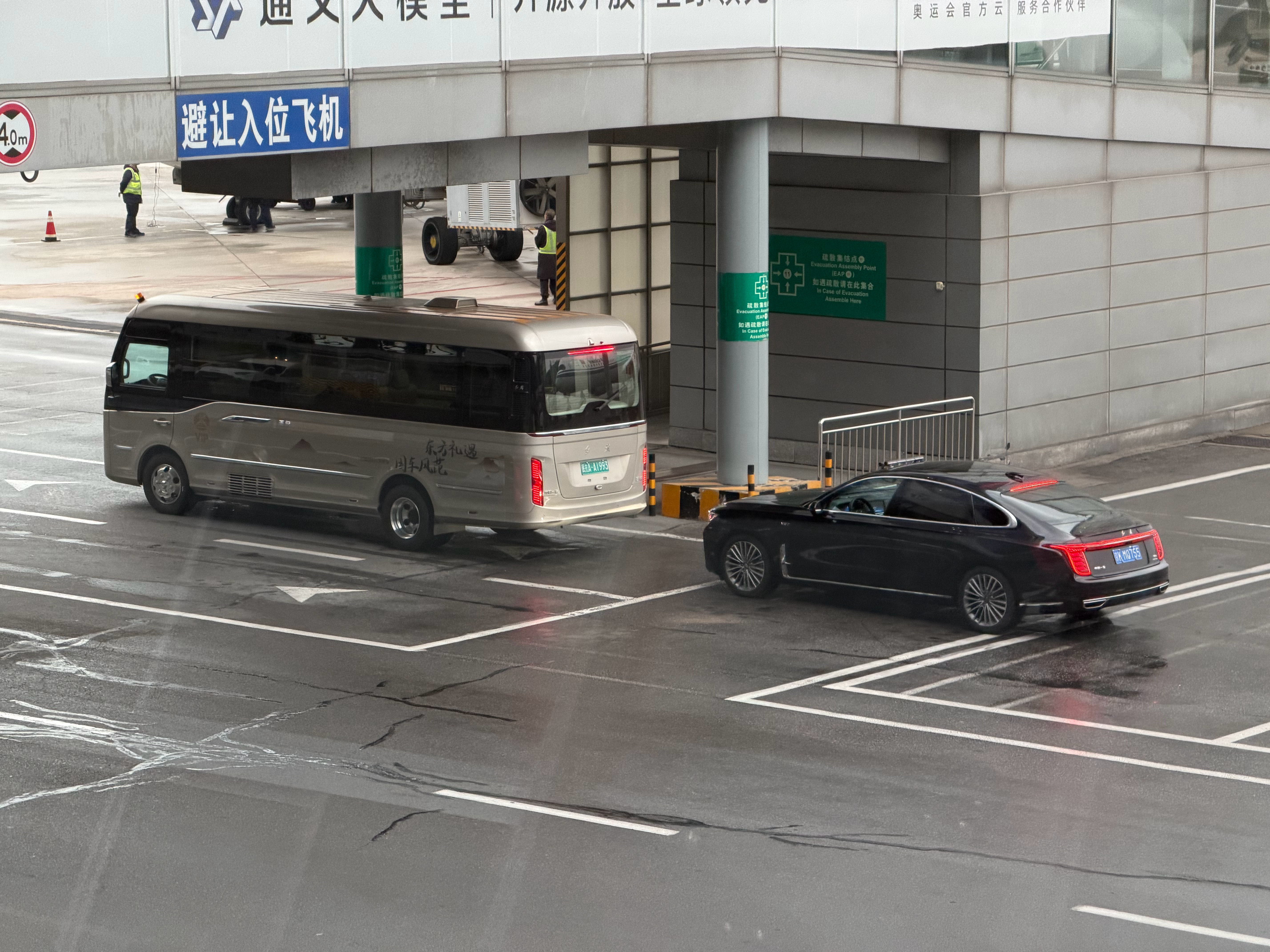 首都机场要客摆渡车，红旗国悦+H9，这得是什么级别能坐这个啊​​​