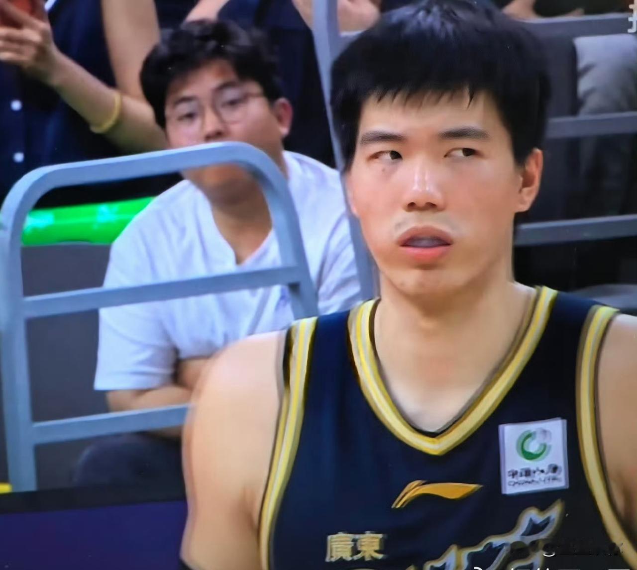 焦伯乔以前在能广州能单打有中投甚至有三分，在杜峰手下只能当一个束手束脚的防守蓝领