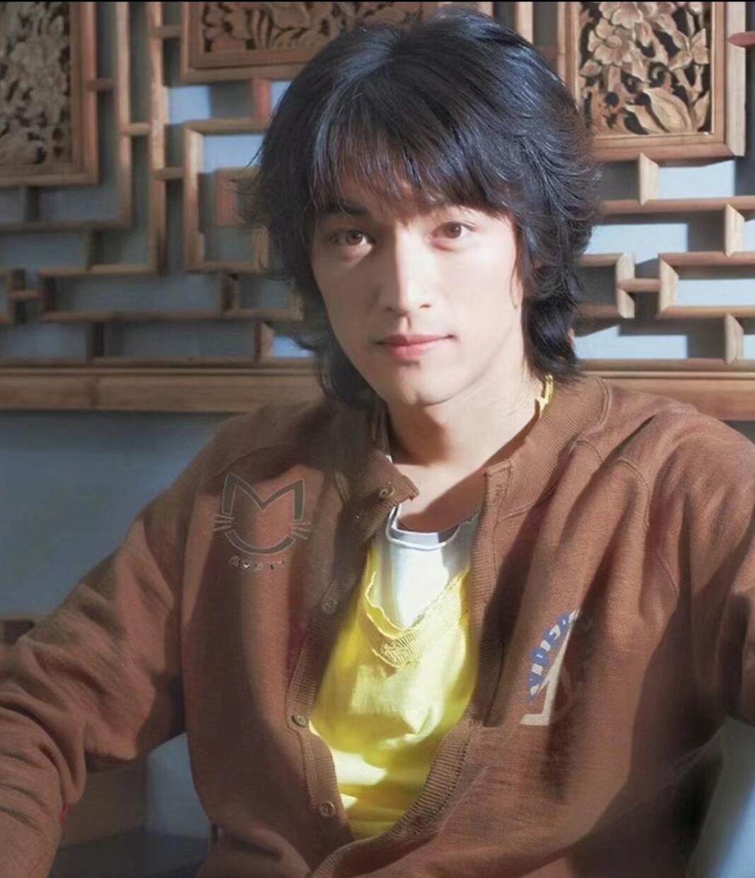 胡歌高中长这样不多人追才怪我天哪，好一个花美男降世，这要在我高中，课都不能好好