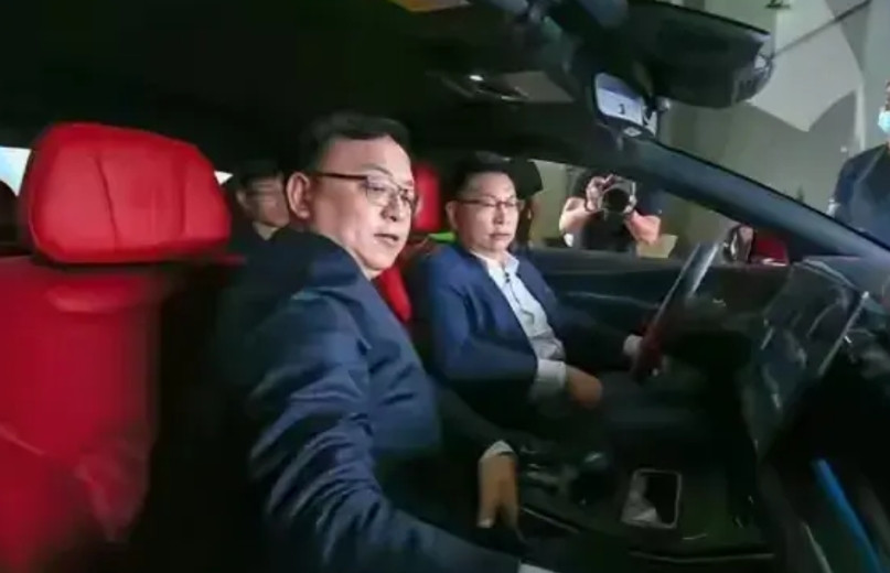 余承东佩服谁？连苹果、特斯拉、bba、迈巴赫都能挑战，唯独没有怼过比亚迪，不是