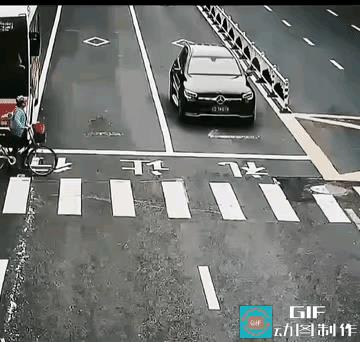 推自行车的应该负主要责任，这么近距离，司机可能没意识有人这么匆忙过来，虽然是人行