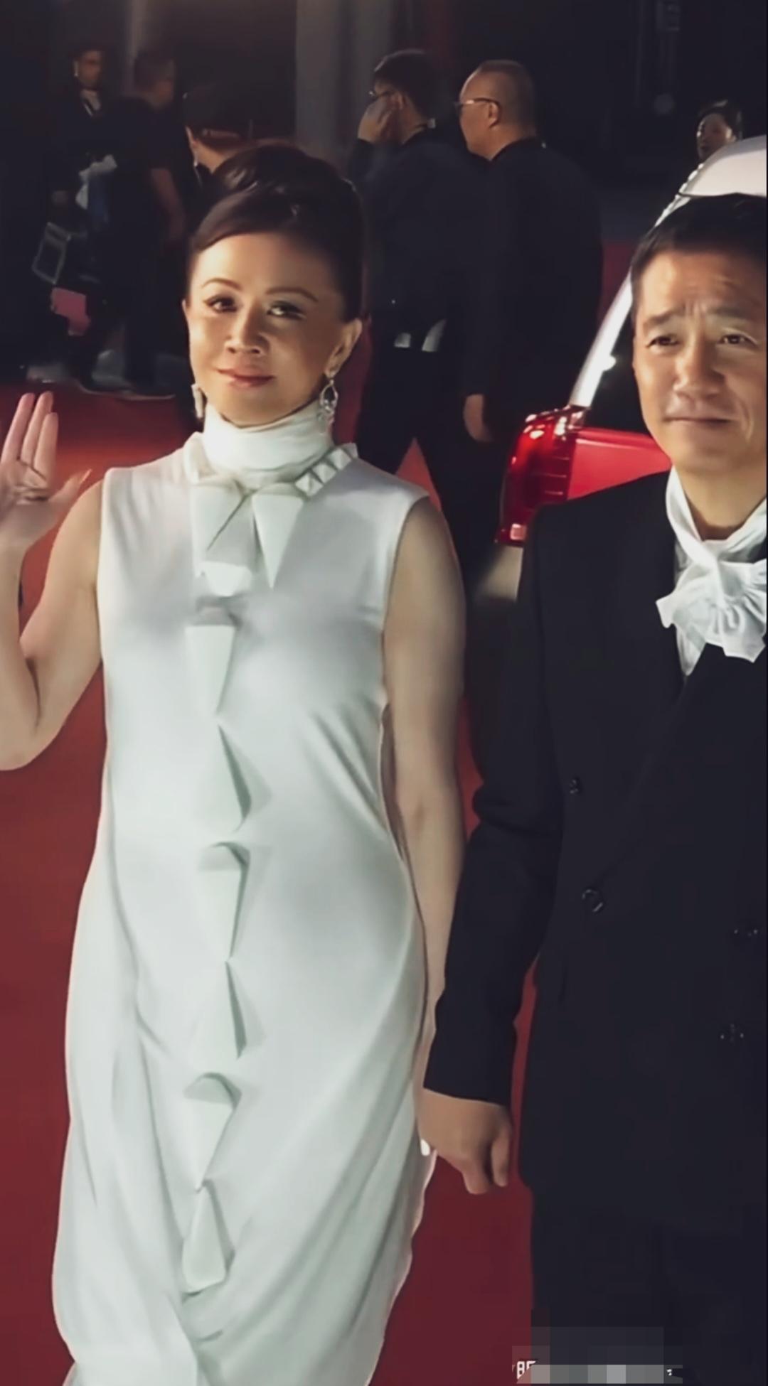 刘嘉玲这条裙子把她裹得像白色肥嫩的蚕宝宝！脸也像激素药吃多了一样，肿的了起来！#
