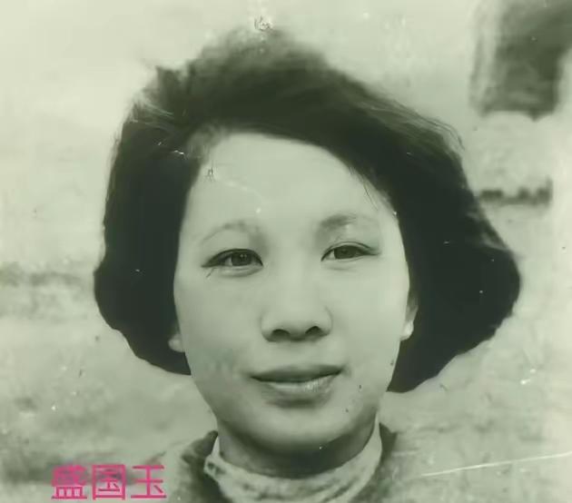 1949年,渣滓洞大屠杀中,盛国玉在枪响前倒地装死,不久,特务进来补枪,谁料,他
