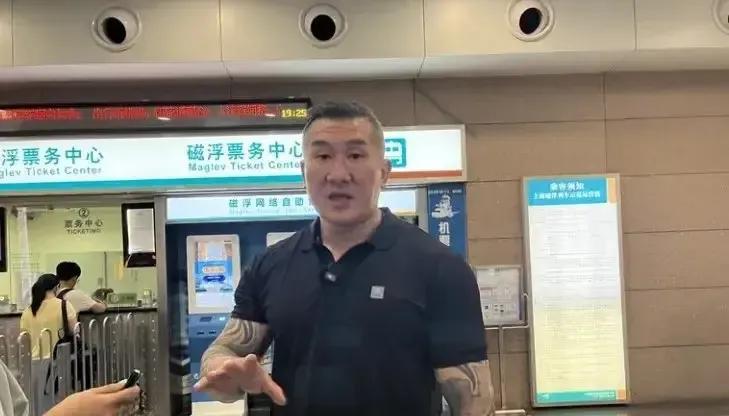 显然，网红馆长陈之翰在大陆的直播影响越来越大，不仅受到大陆网友的欢迎，还在岛内掀