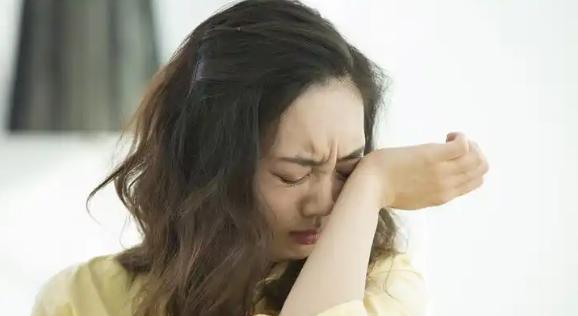 这下不嘚瑟了！3月8日，广东一女子为了炫耀，竟然把男友年薪300万的个税申报截图