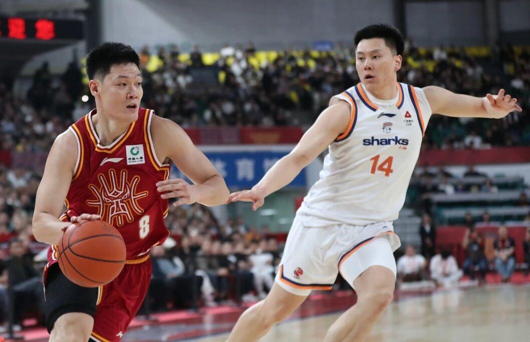 北京时间4月8日19点35分，CBA常规赛第36轮继续进行，备受瞩目都广东东阳光