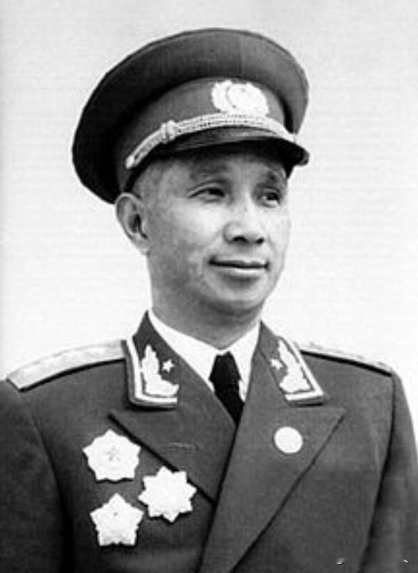 1948年粟裕拒绝渡江，毛主席思索良久后，有了换帅的想法，陈毅连忙表示：换谁？谁