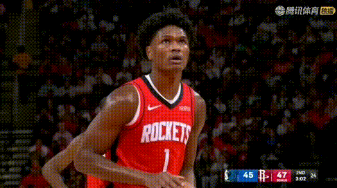 战神下凡？阿门单节连抢3前板、3暴扣+神级进球。图1：自罚自抢自空接；图2：伊