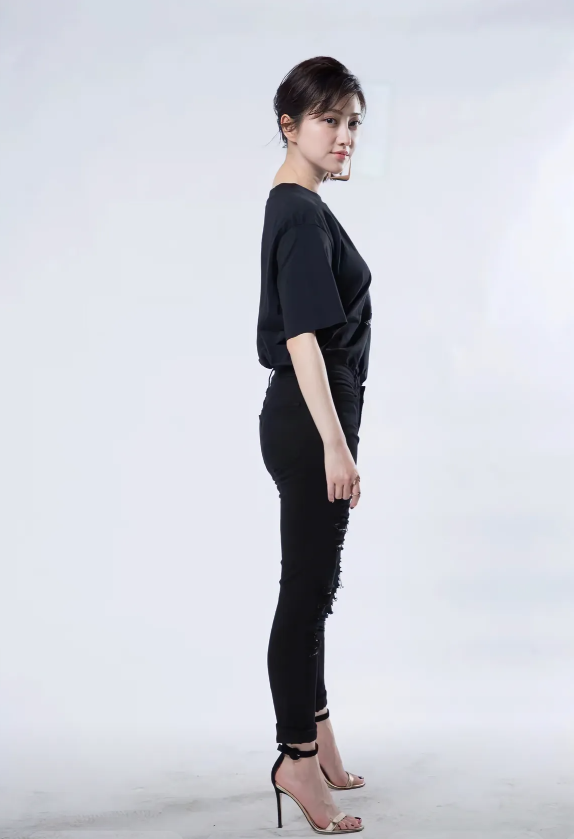 景甜，167cm，紧身牛仔裤很惊艳吧！